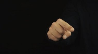 Erkek uzun kol ceket noktası parmak sayma-out oyunundaki gibi elinde