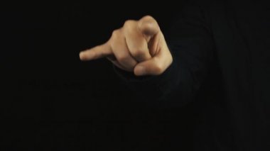 Uzun kollu ceketli erkek eli yapmak işaretleme boğa boynuzları jest iz