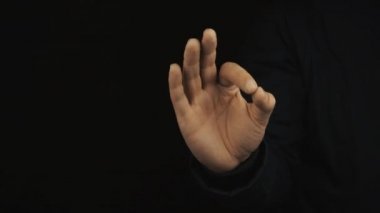 Uzun kollu ceket erkek elinde değişik pozitif parmak hareketleri yapmak