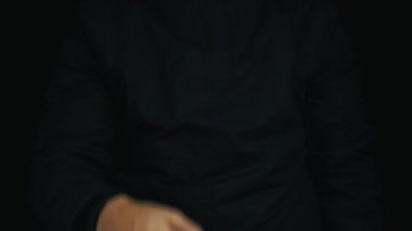 Erkek uzun kol ceket çekme tamam parmak işareti jest onaylama elinde