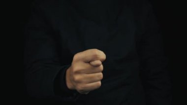Erkek uzun kol ceket yapım müstehcen shysh işareti jest elinde