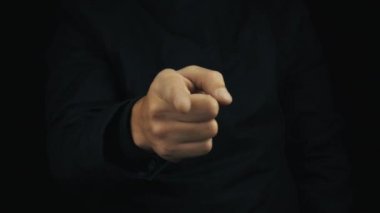 Uzun kollu erkek elinde kamera geri sayıma jest, işaret parmağı ceket