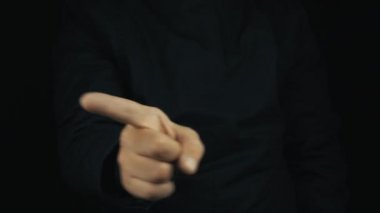 Erkek uzun kol ceket yapım kuvvetli darbe jest parmak havada elinde