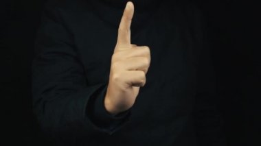 İşaret parmağını tabanca taklit eden çekim uzun kollu ceket erkek elinde