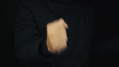 Uzun kollu ceketli erkek elini sıkmak taş kağıt makas oynarken yumruk