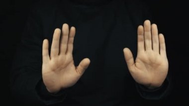 Uzun kollu ceket avuç içi durdurma ve İtalyan klişe jestleri erkek el