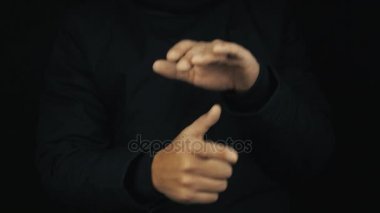 Erkek uzun kol ceket parmak elinde jest taklit eden tabanca silah çekim