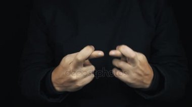 Erkek uzun kol ceket çapraz parmak işareti jest umut yapma elinde