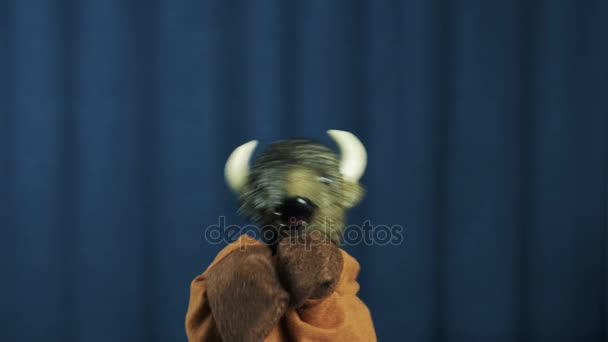 Buffalo mano burattino strofinare le braccia incrociate e cadute di scena con sfondo blu — Video Stock
