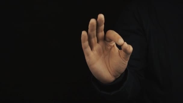 Mannenhand in lange mouwen jas scala aan positieve vinger gebaren maken — Stockvideo