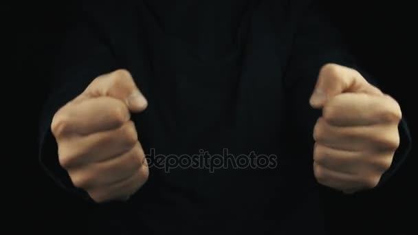 Main masculine en veste à manches longues gestes de la main, imitant le volant tournant — Video