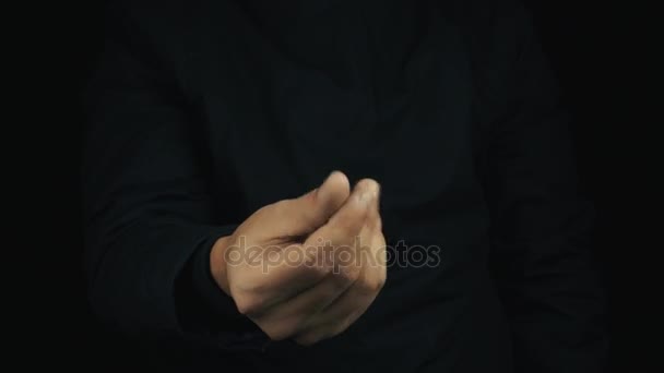 Hosszú ujjú kabát férfi kezét, hogy a készpénz ujjak együtt dörzsölés gesztust jel — Stock videók
