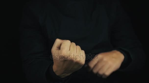 ロング ジャケット模倣ジャックインザ ボックス作る中指ジェスチャーで男性の手 — ストック動画