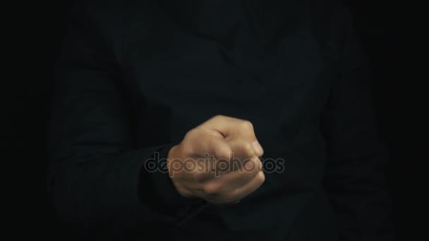 Мужская рука в длинном рукаве куртка делает ругань знак пальца жест — стоковое видео
