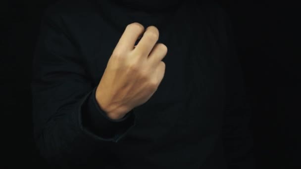 Mannenhand in lange mouwen jas unbend vingers tellen gebaar teken maken — Stockvideo