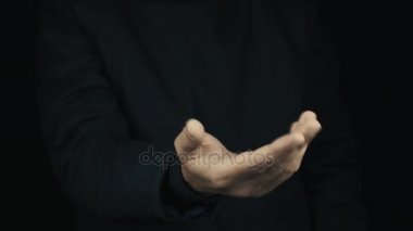 Uzun kollu erkek elinde sabırsızlıkla el hareketi ceket, para almak, saymak