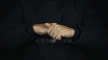 Erkek uzun kol ceket çekmek parmak sırayla çatlama teker teker eller.