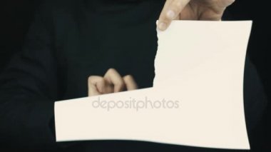 Erkek uzun kol ceket yavaş yavaş kopyalama kağıt sayfasında, atmak adet eller
