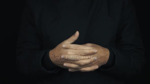 Mannenhand in lange mouwen jas gekruiste vingers draaien duimen rond — Stockvideo