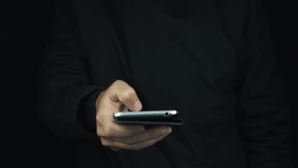 Erkek uzun kol ceket başparmak kasalı gümüş smartphone, swiping elinde kapatın — Stok video