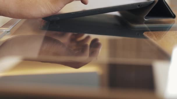 Mannelijke handen gebruiken cased ingediend op glazen salontafel Bureau, afspelen van video game — Stockvideo