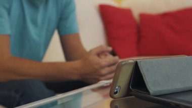 Genç adam videoblogger smartphone üzerinde video yayını planlanan dövmeler hakkında konuşmak