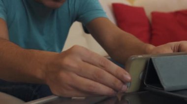 Genç adam videoblogger planlanan dövmeler, smartphone cep telefonu ile canlı yayın hakkında konuşmak