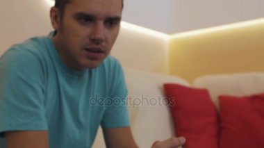 Erkek videoblogger smartphone cep telefonu ile canlı video akışı sırasında saç düğüm bağlantı kesme