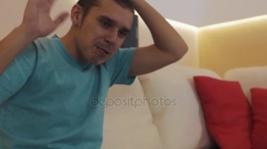 Neşeli videoblogger smartphone cep telefonu ile canlı video akışı sırasında saç düğüm yapma