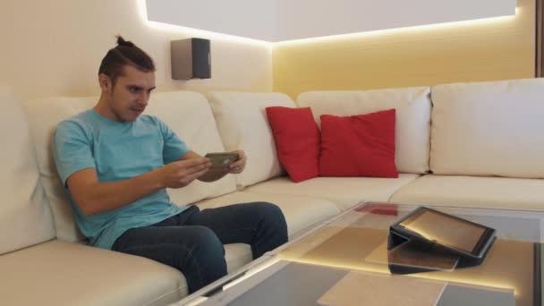 Neşeli videoblogger Smartphone masaya koy canlı video akışı, dalga konuşma başlar — Stok video