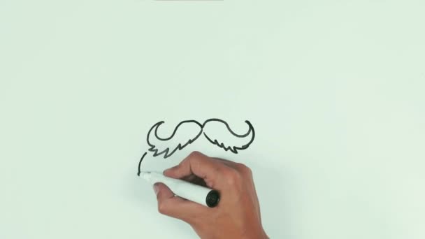 Mann zeichnet Weihnachtsmann-Gesicht mit schwarzem Filzstift auf Whiteboard und wischt es ab — Stockvideo
