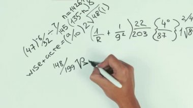 Adam beyaz tahta üzerinde siyah marker kalem kullanarak matematiksel formül demet yazmak