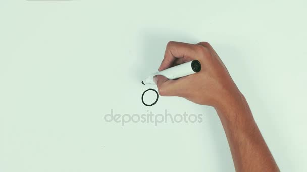 Homme main vitesse dessiner signe de danger de rayonnement à l'aide d'un stylo marqueur noir sur tableau blanc — Video