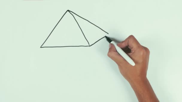 Homem desenhar pirâmide dimensional com letras usando caneta marcador preto no quadro branco — Vídeo de Stock