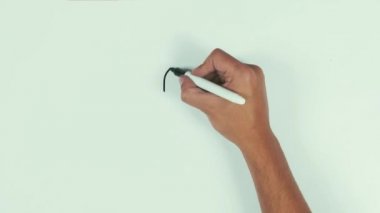 Adam el soru işareti beyaz tahta üzerinde siyah marker kalem kullanarak çizmek ve silin