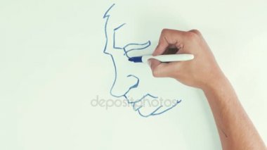 Adam hız beyaz tahta üzerinde mavi marker kalem ile vladimir putin yüz karikatür çizmek