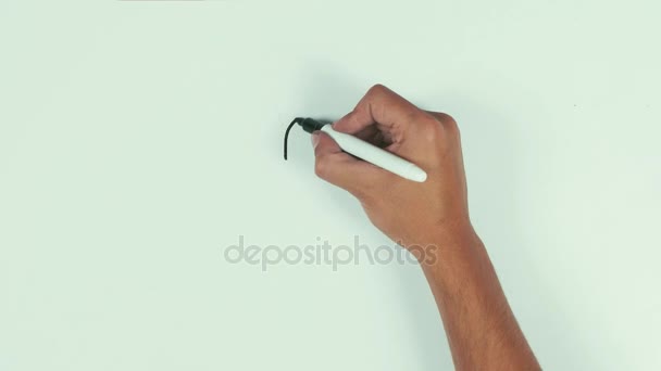 Человек руки рисовать вопросительный знак с помощью черного маркера ручкой на доске и стереть его — стоковое видео