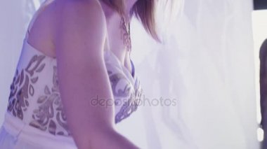 Genç kadın kum tarafından ailesinin güzel resim çizim görünümünü. Sanat. Aydınlatma