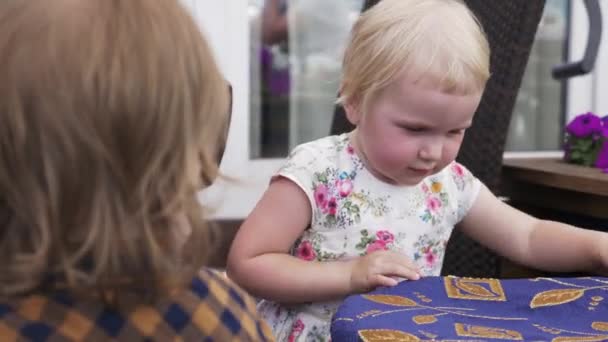 Kleine Jungen und Mädchen spielen Klavier auf der Sommerterrasse des Restaurants. Veranstaltung. Kinder. — Stockvideo