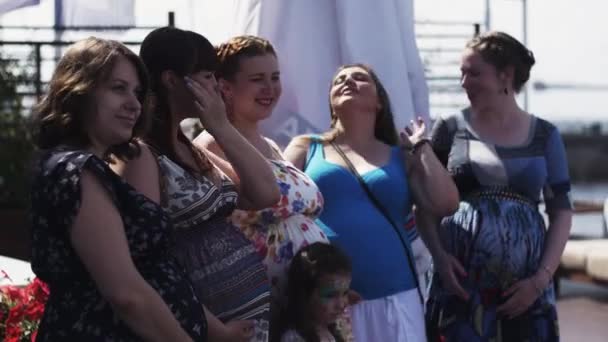 Skupina těhotná žena pózuje pro fotografie na nábřeží. Letní festival. Slunečno — Stock video