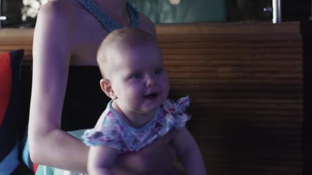 Mutter mit entzückendem Baby sitzt im Restaurant bei der Feier. Glück — Stockvideo