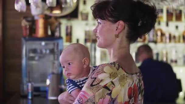 Moeder met schattige babyjongen in restaurant op viering evenement. Geluk. Bar — Stockvideo