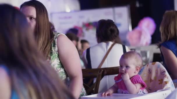 Mutter mit niedlichen Baby-Mädchen spielen mit Spielzeug im Restaurant auf Veranstaltung. Menschen. — Stockvideo