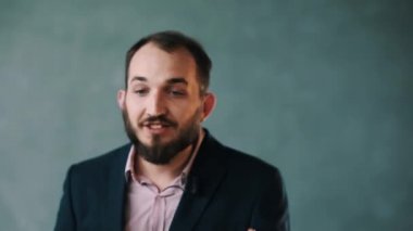 Erkek ceket ve çizgili gömlek izole duvar Tapınağı parmak koymak sakallı