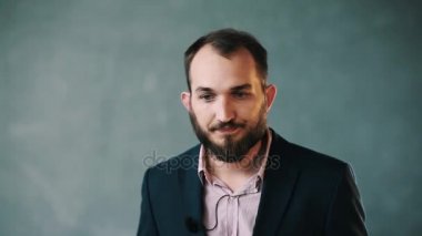 Ceket ve çizgili gömlekli sakallı adam yorgun sallamak baş ve görüşmeler