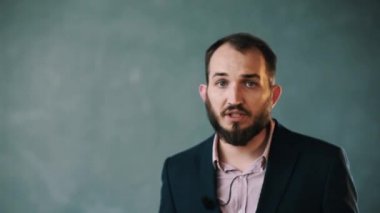 Sakallı adam ceket ve çizgili gömlek izole duvar yapma noktasında el hareketi