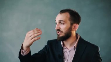 Sakallı adam ceket ve çizgili gömlek izole duvar konuşma sırasında el hareketi