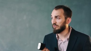 Ceket ve çizgili gömlekli sakallı adam ile güç banka hakkında konuşmak