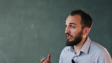 Genç işadamı çizgili gömlek vermek röportajda çok el hareketi sakallı
