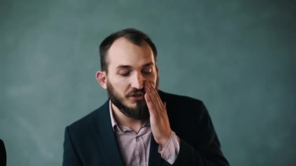 Bebaarde man in de jas en gestreepte shirt luisteren en vol vertrouwen beantwoorden — Stockvideo